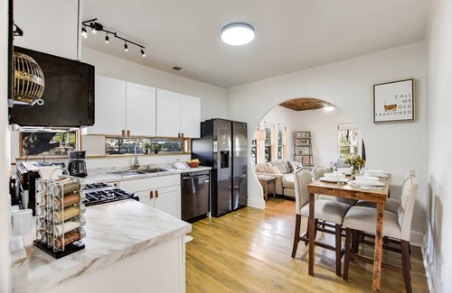 Bouldin House | SoCo | Creekside Bungalow - Portoro