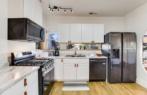 Bouldin House | SoCo | Creekside Bungalow - Portoro