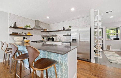 Galindo House | SoCo Groovy - Large Groups {New to Vrbo}
