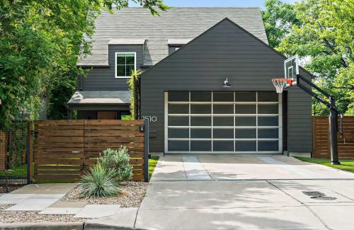Bouldin House | SoCo Oasis - 4BR, Pool, Gym, Fire Pit, DT ATX