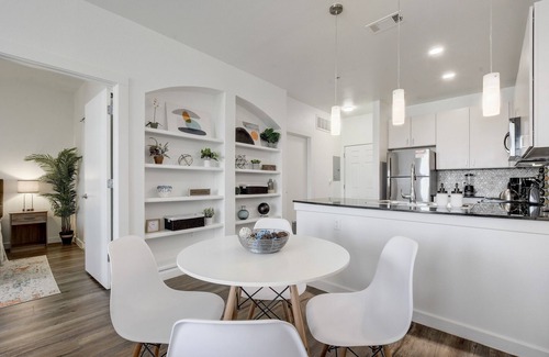 Bouldin Apartment | SoCo Riverside Retreat - Unbeatable Location! - Pool, Gym, Free Parking