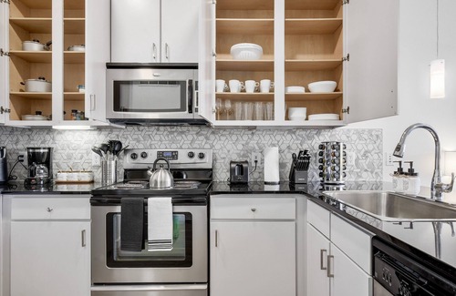 Bouldin Apartment | SoCo Riverside Retreat - Unbeatable Location! - Pool, Gym, Free Parking