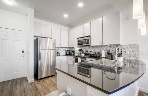 Bouldin Apartment | SoCo Riverside Retreat - Unbeatable Location! - Pool, Gym, Free Parking