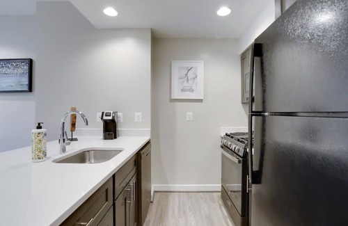 Radnor - Fort Myer Heights Apartment | Sojourn | Courtland Towers | 1 BR w/Pickleball Court