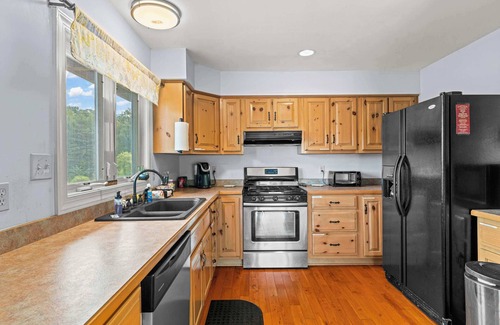 Etlan House | Sojourners Rest: Old Rag Views, Hot Tub, Fire Pit