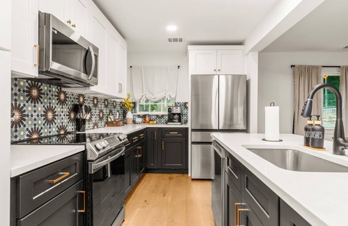 South Lamar House | SoLa TX Twoplex: sleeps 14/2 pools/2 fire pits/2 miles to DT/2 fun!
