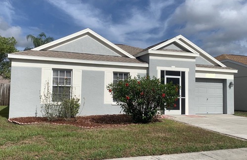 South Pointe of Tampa House | Solar panels for pool heat and a solar blanket as well. Some dog breeds allowed.
