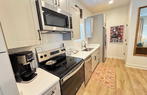 Oxford Condo | Sole Good - Oxford -sleeps 4 close to campus- style of Graduate or Oliver Hotel