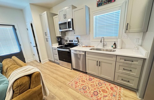 Oxford Condo | Sole Good - Oxford -sleeps 4 close to campus- style of Graduate or Oliver Hotel