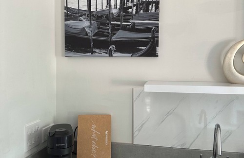 Portsmouth House | Solent Heights Modern Luxury with Hot Tub & Garden Sleeps 8