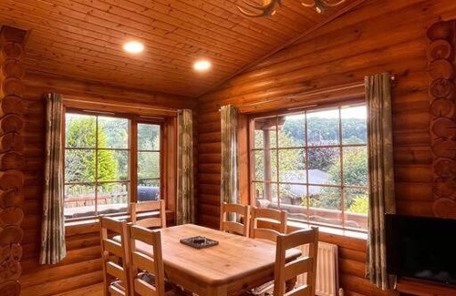 Aymestrey Apartment | Solid Log Cabin With Private Hot Tub - Oak