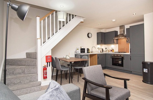 Doncaster House | Solid Mirror Modern Riverside Home, Doncaster