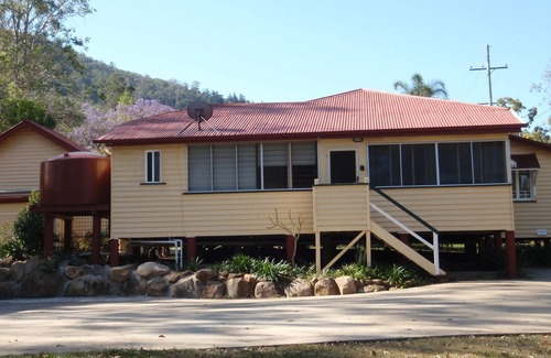 Somerset Dam House | Somerset Dam Accommodation - The Lock Up