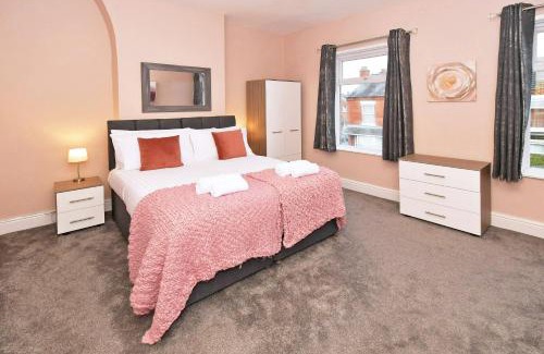 Crewe House | Somerville House by YourStays - 4 Bedroom House in Crewe