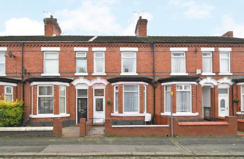 Crewe House | Somerville House by YourStays - 4 Bedroom House in Crewe