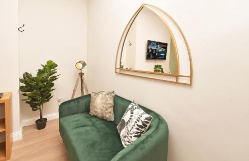 Crewe House | Somerville House by YourStays - 4 Bedroom House in Crewe