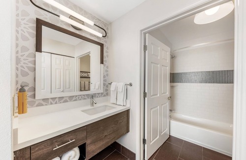 Gateway Hotel | Sonesta ES Suites Austin The Domain Area