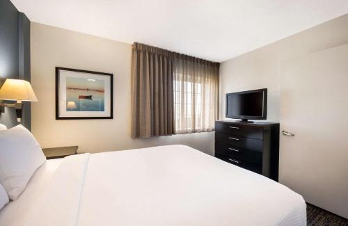 Waukegan Hotel | Sonesta Simply Suites Chicago Waukegan