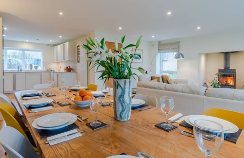 Cirencester Cottage | Songthrush - Lower Mill Estate, Cotswold Water Park