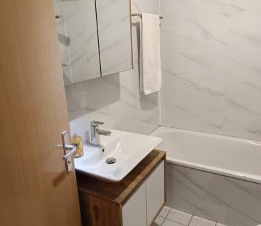 Sonnenberg Apartment | Sonnen Resort mit Balkon, 2 Schlafzimmer und mehr