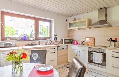 Pombsen Apartment | Sonnige Wohnung in Bad Driburg mit Garten