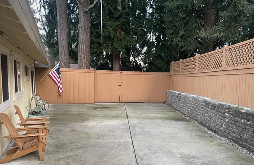 Mountlake Terrace House | Soothing 4 bedroom plus home office house with Wi-Fi in Mountlake Terracen