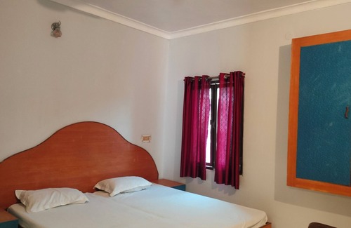 Sarnath Bed & Breakfast | Soothing bed & breakfast with WiFi in Khajuhi