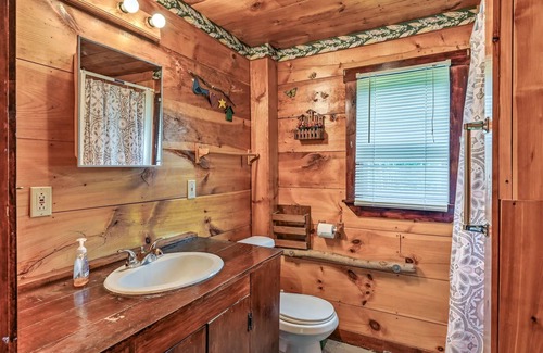 Solon Cabin | Soothing lodge with WiFi in charming Solon