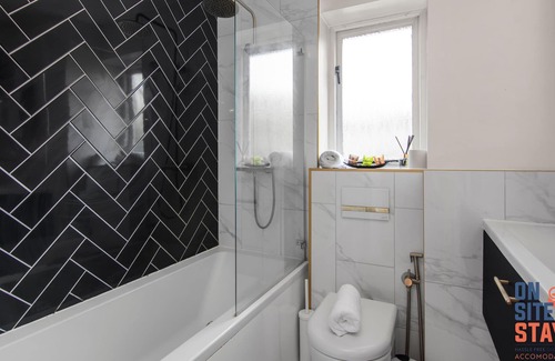 Downham House | Sophisticated 3-BR w. Parking