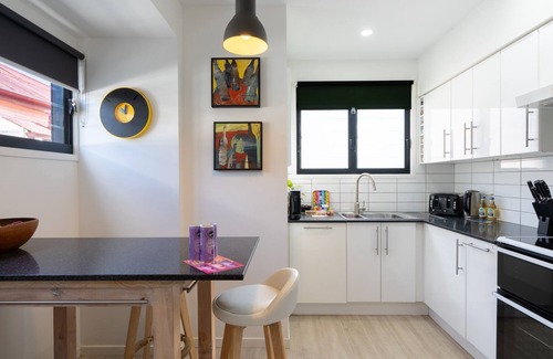 Fortitude Valley Apartment | Sophisticated 2-Bed Home With Alfresco Dining