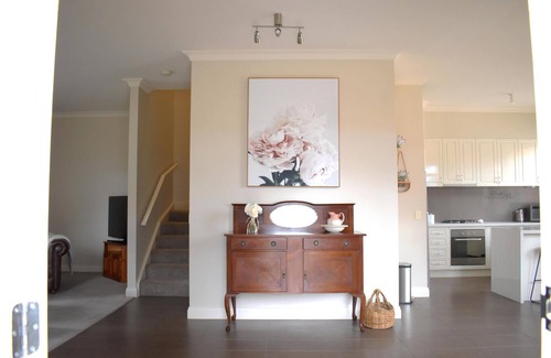 Albury House | Sophisticated Elegance at the Gardens- stunning, central townhouse with parking - Stunning three bedroom townhouse in the heart of Albury