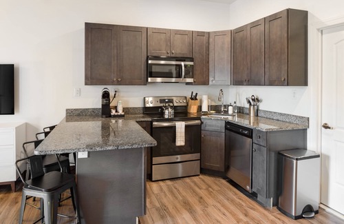 West Poplar Apartment | Sosuite 2BR Apt w Balcony W D Gym On-site Bar