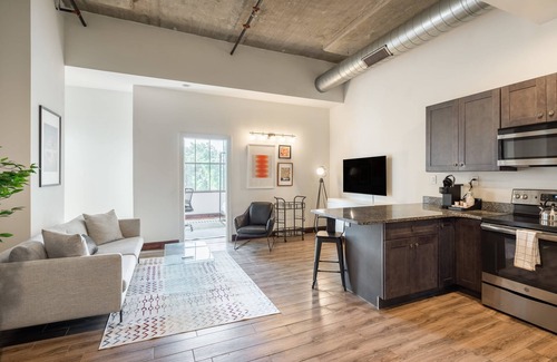 West Poplar Apartment | Sosuite 2BR Apt w Balcony W D Gym On-site Bar