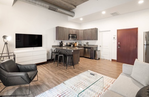 West Poplar Apartment | Sosuite 2BR Apt w Balcony W D Gym On-site Bar