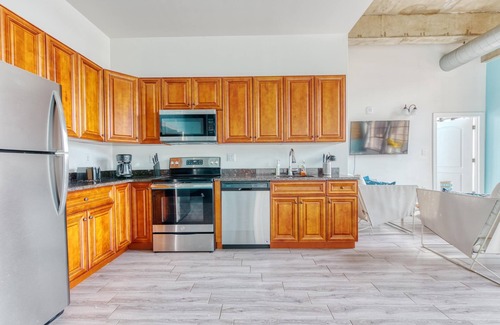 West Poplar Apartment | Sosuite 2BR Apt w Patio W D Gym On-site Bar