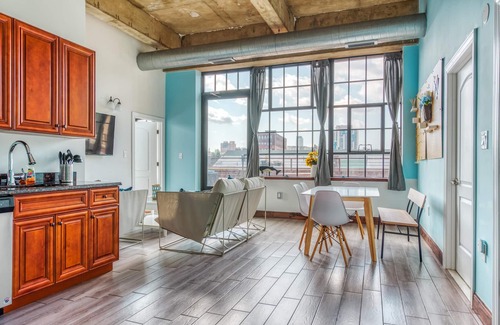 West Poplar Apartment | Sosuite 2BR Apt w Patio W D Gym On-site Bar