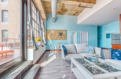 West Poplar Apartment | Sosuite 2BR Apt w Patio W D Gym On-site Bar