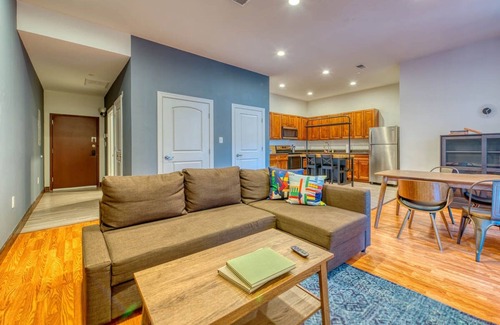 West Poplar Apartment | Sosuite 2BR Apt w W D Gym On-site Restaurant