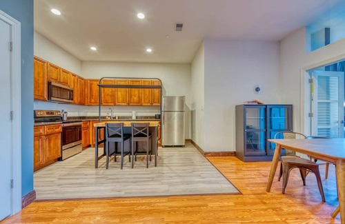 West Poplar Apartment | Sosuite 2BR Apt w W D Gym On-site Restaurant