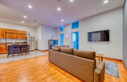 West Poplar Apartment | Sosuite 2BR Apt w W D Gym On-site Restaurant