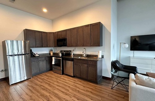 West Poplar Apartment | Sosuite 2BR Apt w W D Gym On-site Restaurant