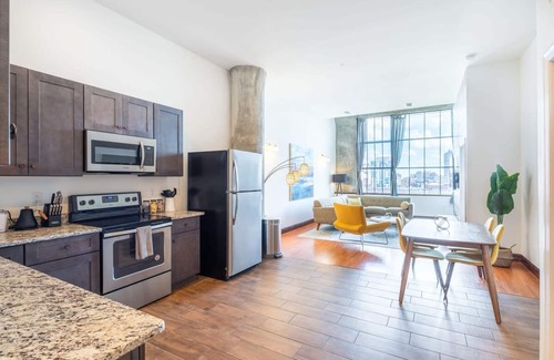 West Poplar Apartment | Sosuite 2BR Penthouse w W D Gym On-site Bar