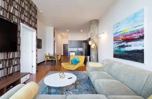 West Poplar Apartment | Sosuite 2BR Penthouse w W D Gym On-site Bar