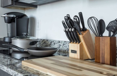 West Poplar Apartment | Sosuite 2BR Penthouse w W D Gym On-site Bar