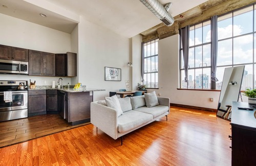 West Poplar Apartment | Sosuite 2BR Penthouse w W D Gym On-site Bar