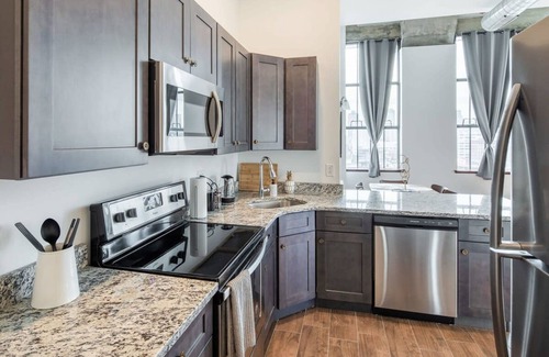 West Poplar Apartment | Sosuite 2BR Penthouse w W D Gym On-site Bar