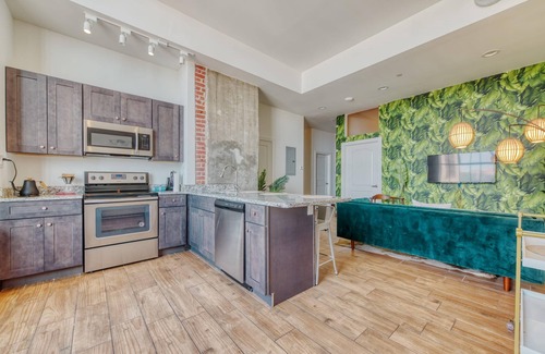 West Poplar Apartment | Sosuite 2BR Penthouse w W D Gym On-site Bar