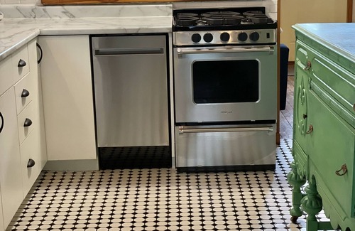 New Buffalo House | SoulShine Inn - Pets welcome-Fully fenced backyard-Relaxed cancelation