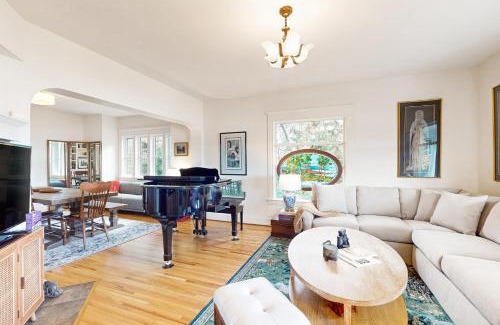 Kingston House | Soundfront Serenity
