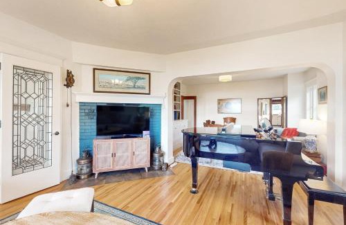 Kingston House | Soundfront Serenity